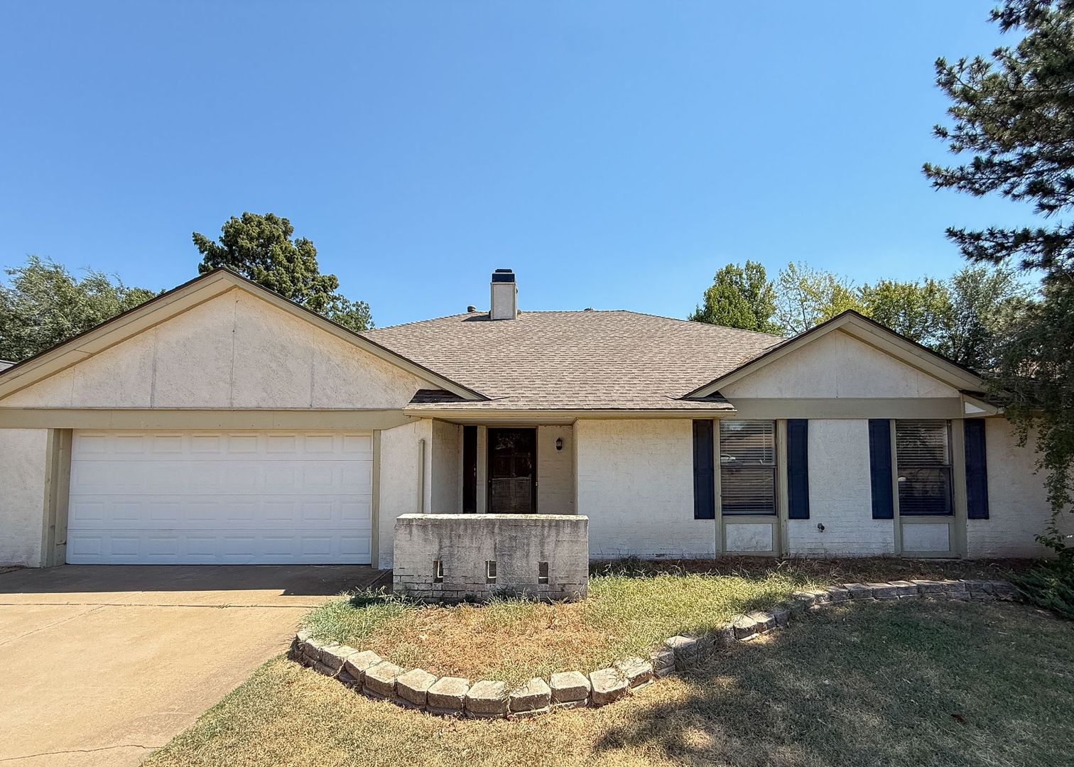 Edmond House: 812 Countrywood Ln