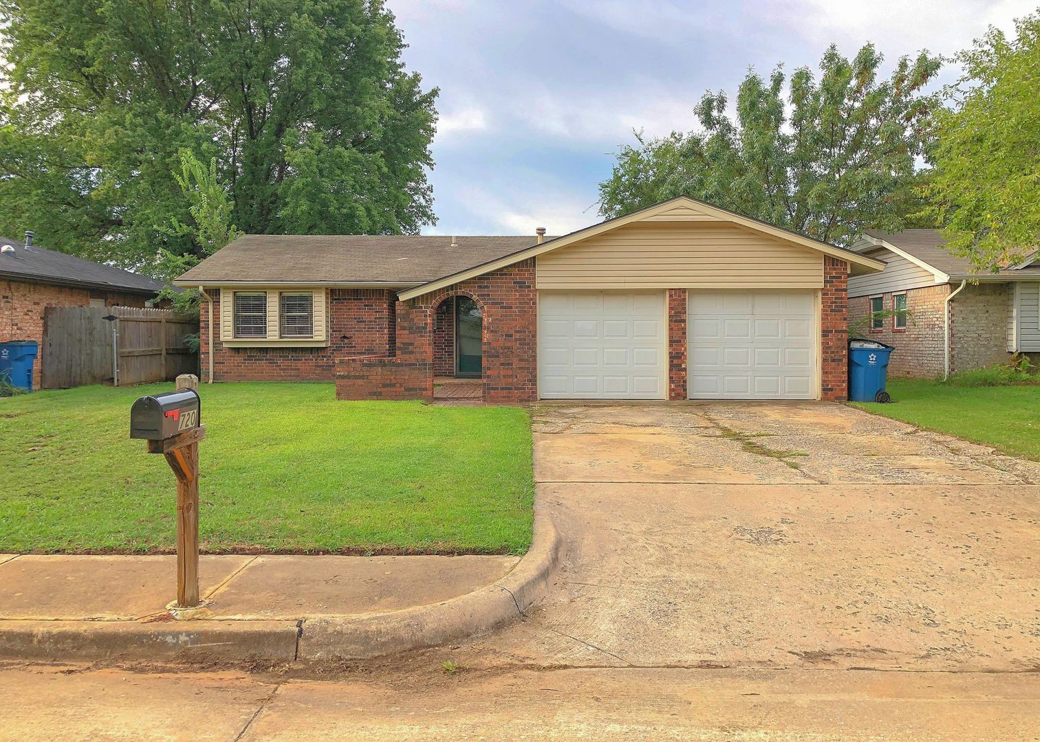 Edmond House: 720 Robin Hill Road