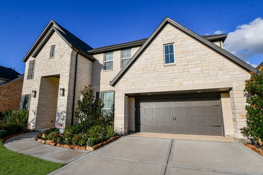 Beautiful 5 bedroom meticulously maintained – photo 1