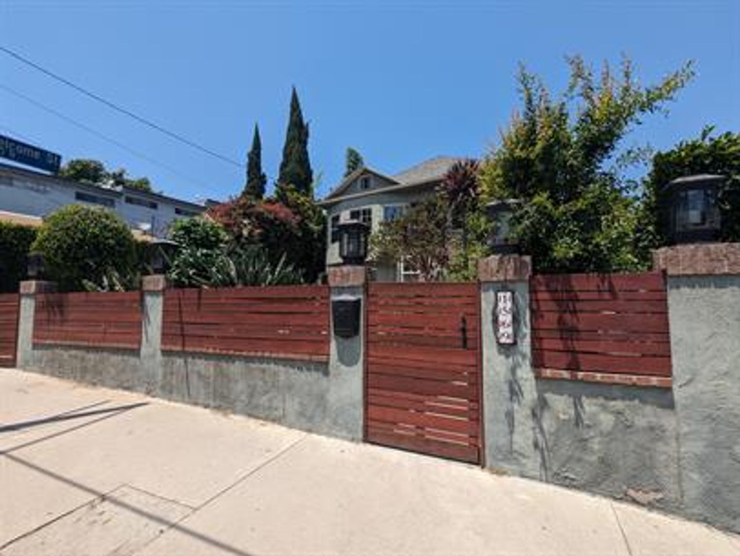 Los Angeles House: 1569 West Court Street