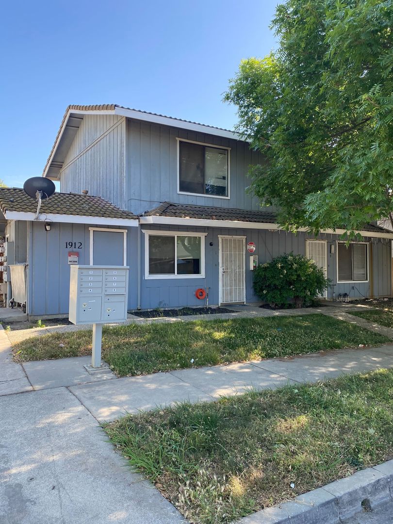 Merced Apartment: 1912 Shadowbrook Dr.