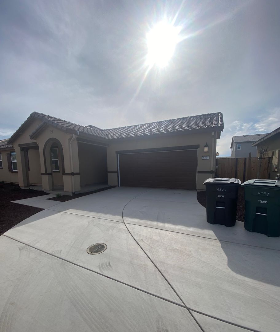 Hughson House: 6324 Snow Beauty Way