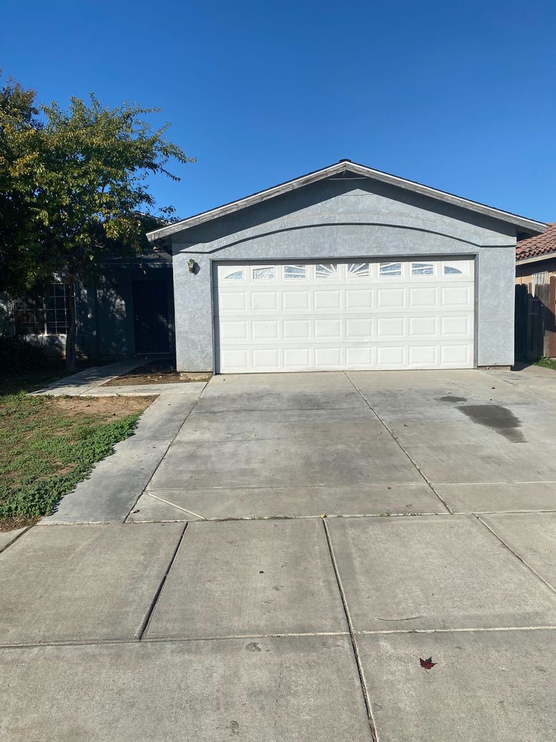 Merced House: 117 E San Pedro