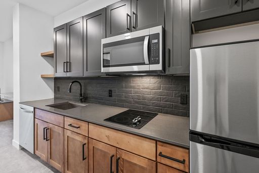 Studio / 1 Bath - S3