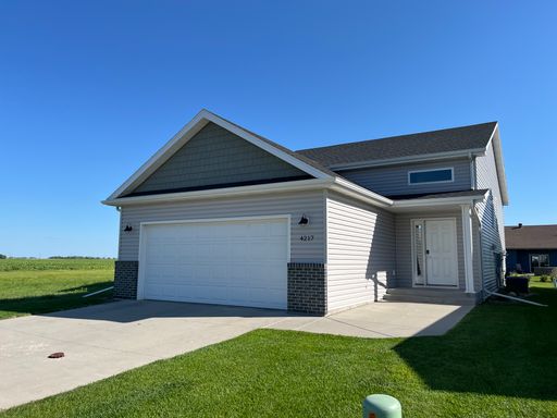 4 Bed 2 Bath Single Family Home – photo 1