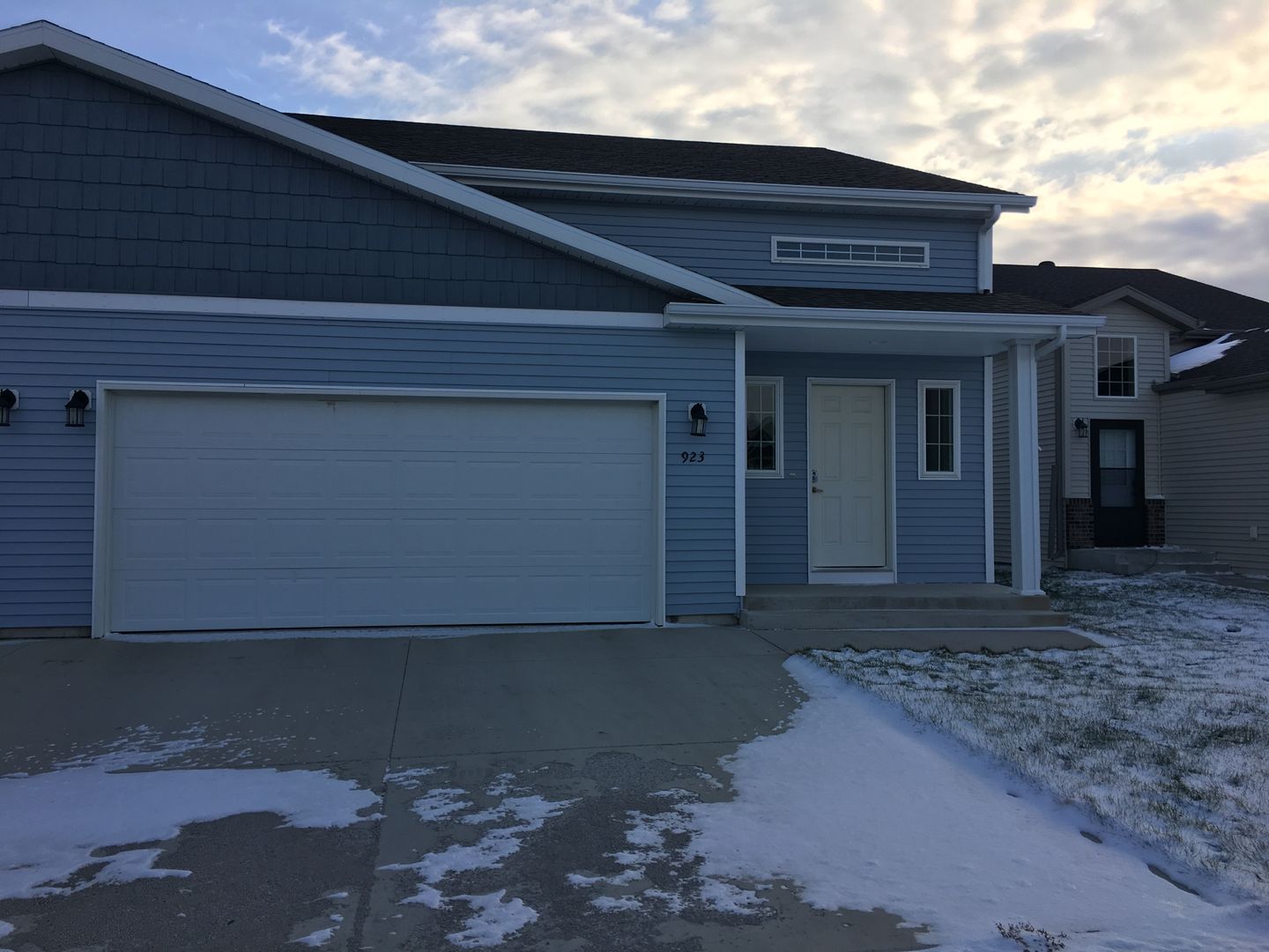 West Fargo House: 923 30th Ave W