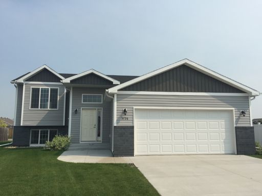 4 bed 3 bath Single Family Home – photo 1