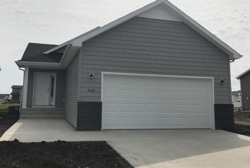 4 Bed 3 Bath Single Family Home – photo 1