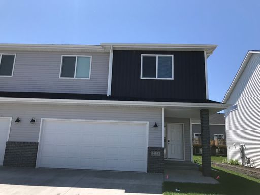3 Bed 3 Bath Twin Home – photo 1