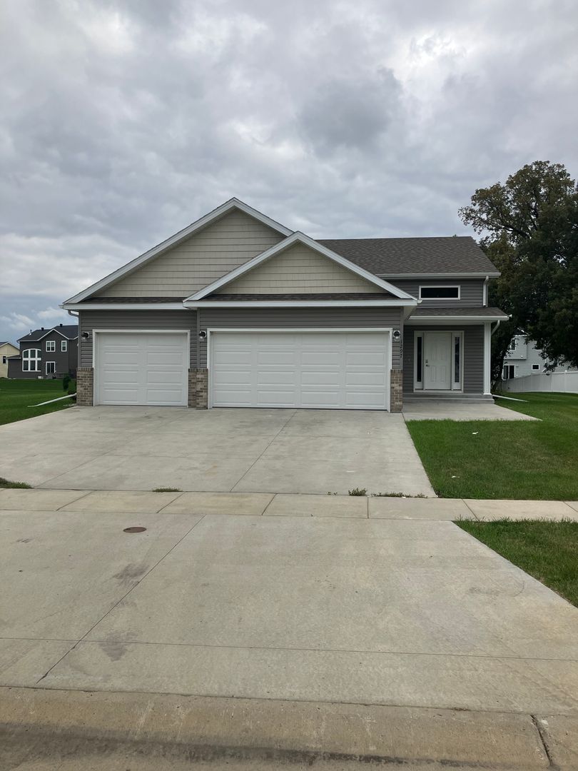 West Fargo House: 1297 Goldenwood Dr