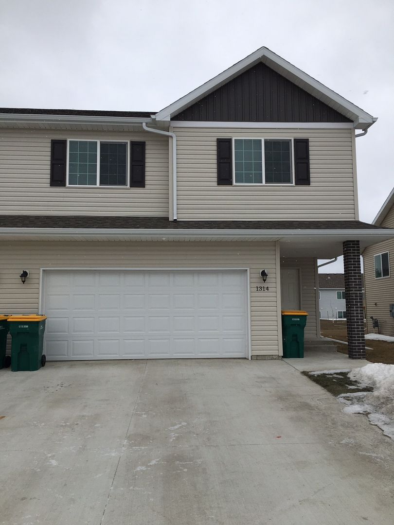 West Fargo House: 1314 4th St NW