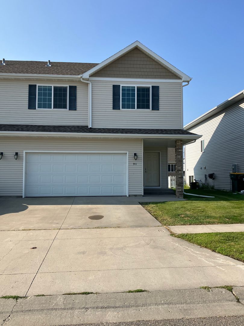 West Fargo House: 911 30th Ave W