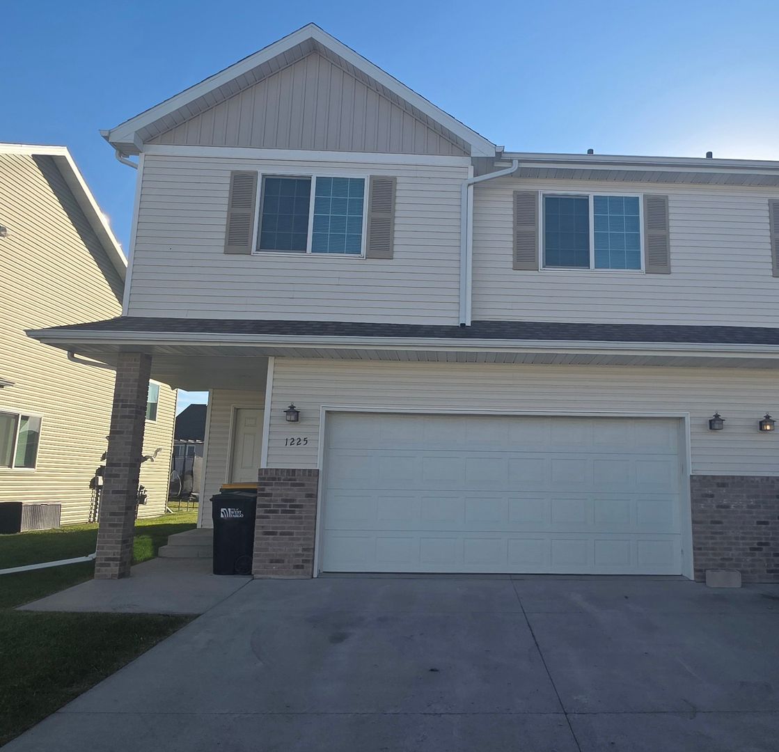 West Fargo House: 1225 South Beach Way