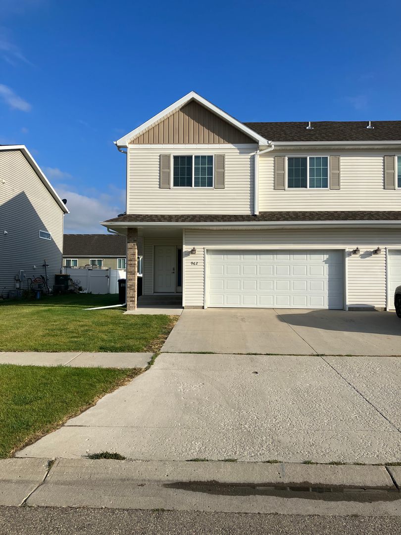 West Fargo House: 962 31st Ave W