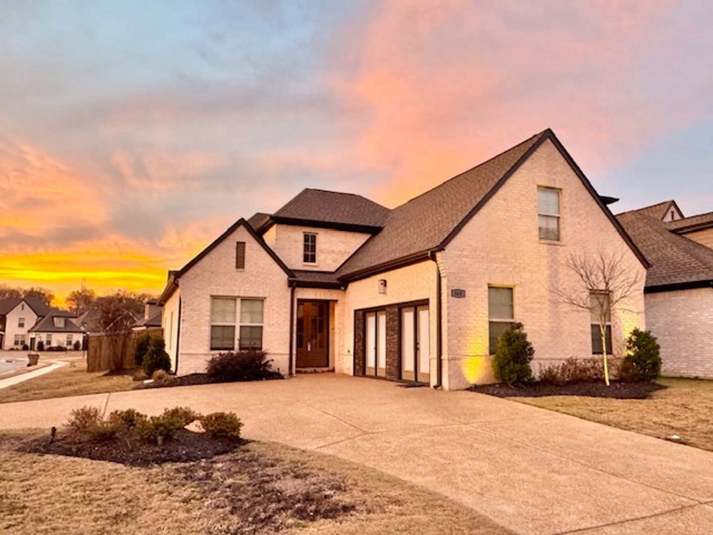 Cordova House: 565 Holden Dr