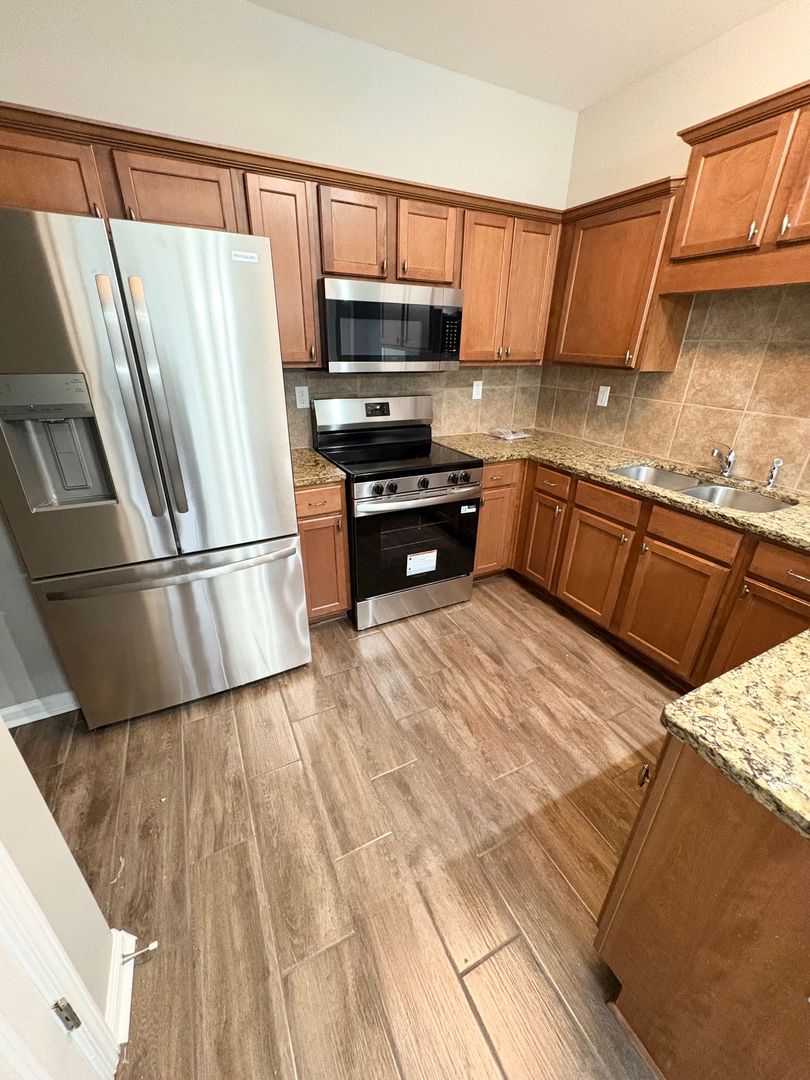 Olive Branch Apartment: 8811 Glen Crossing