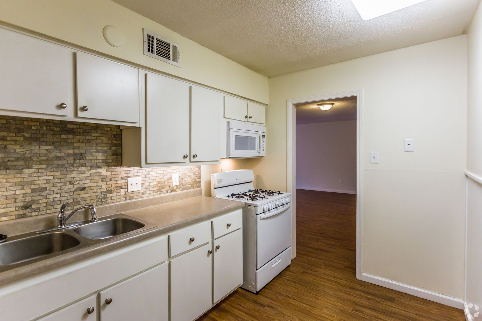 Memphis Apartment: 199 S. McLean Blvd