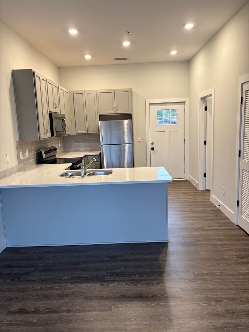 Memphis Apartment: 45 Diana St.