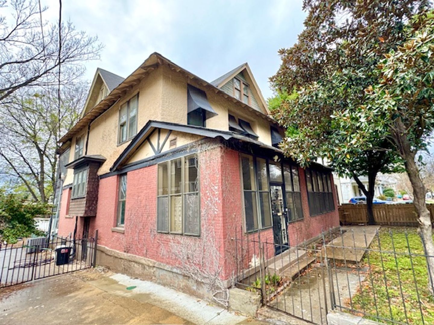 Memphis House: 111 Evergreen Street