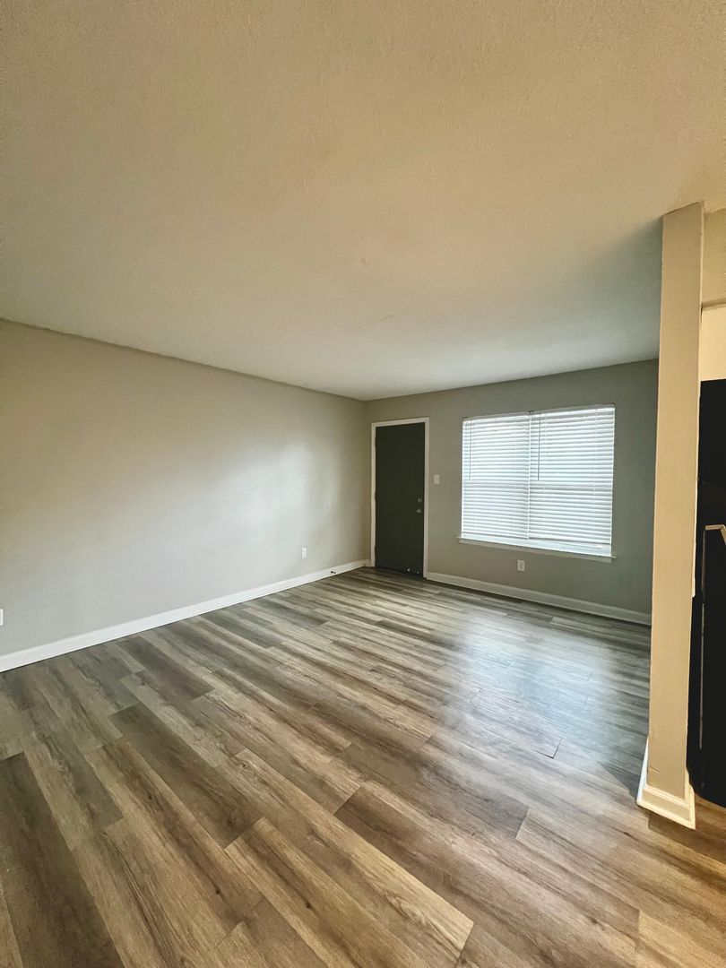 Memphis Apartment: 3571 Midland Ave