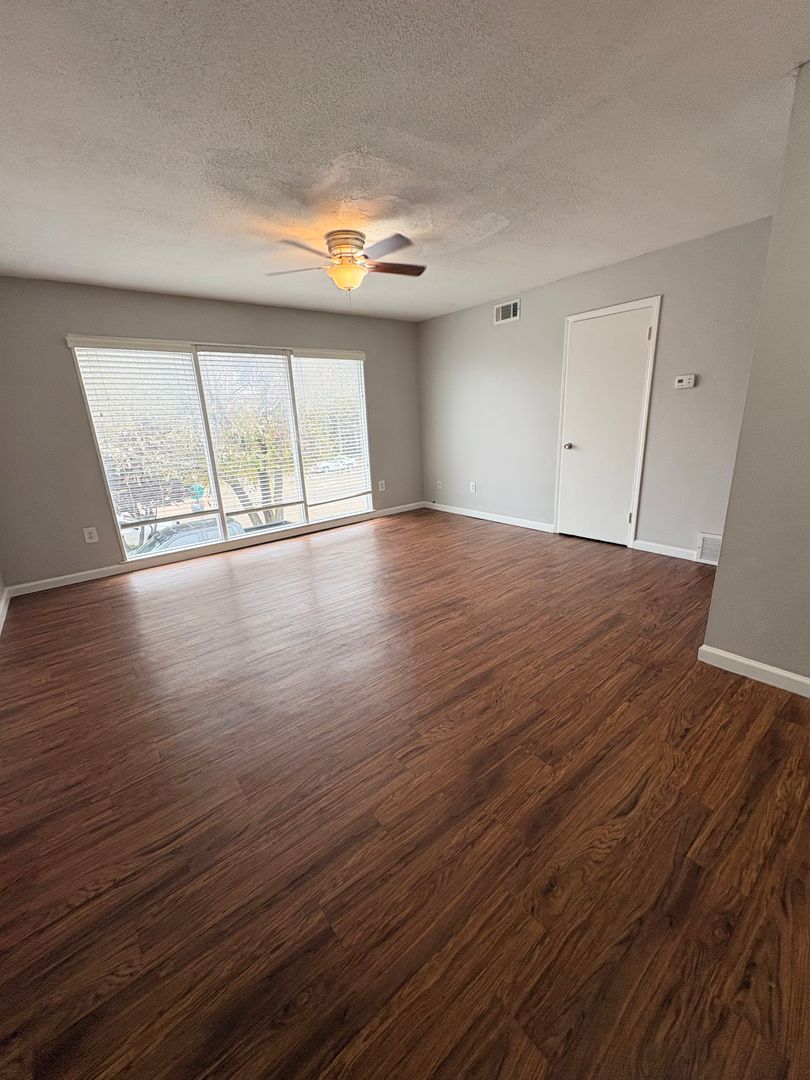 Memphis Apartment: 199 S. McLean Blvd