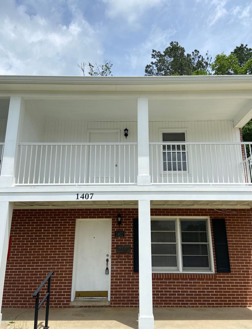 Tallahassee Apartment: Chowkeebin Nene