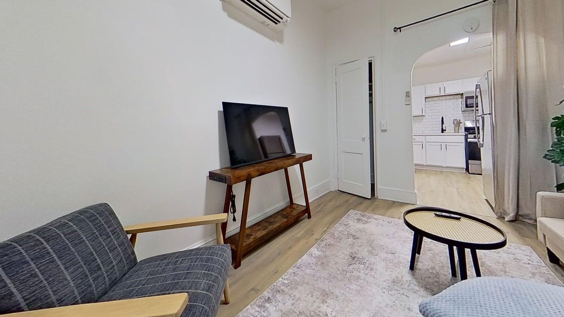 Charleston Apartment: 363 King St.