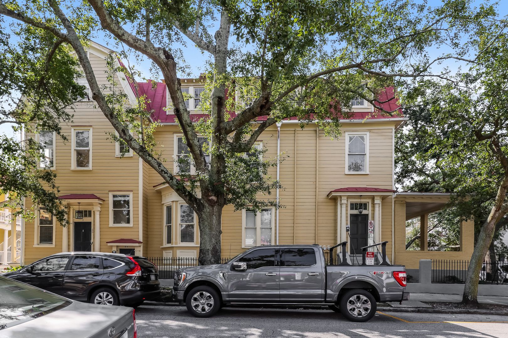 Charleston House: 59 Bull St.