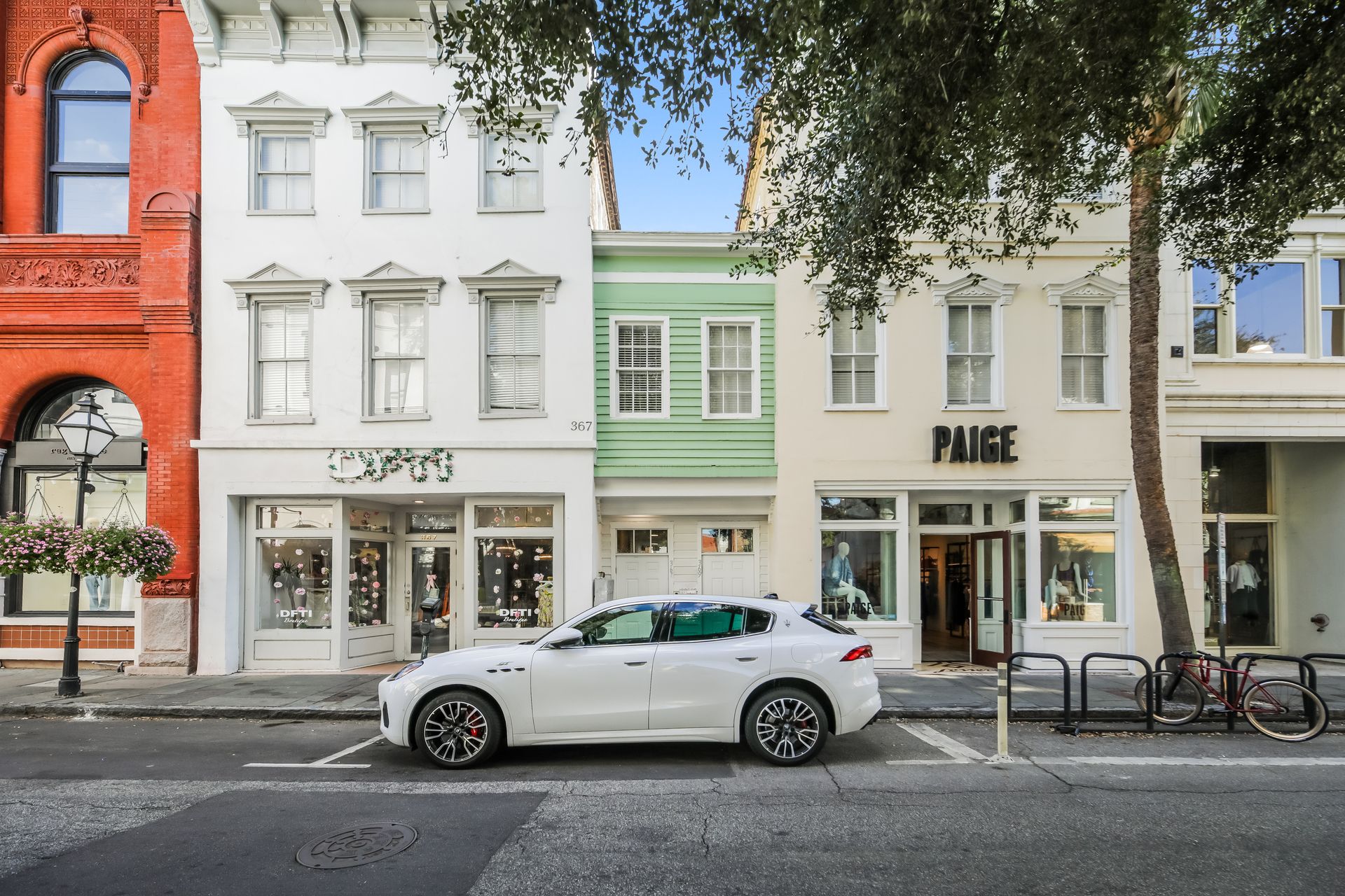 2 bed/1 bath on King St. Live in the Heart of Charleston – Steps from the College of Charleston!