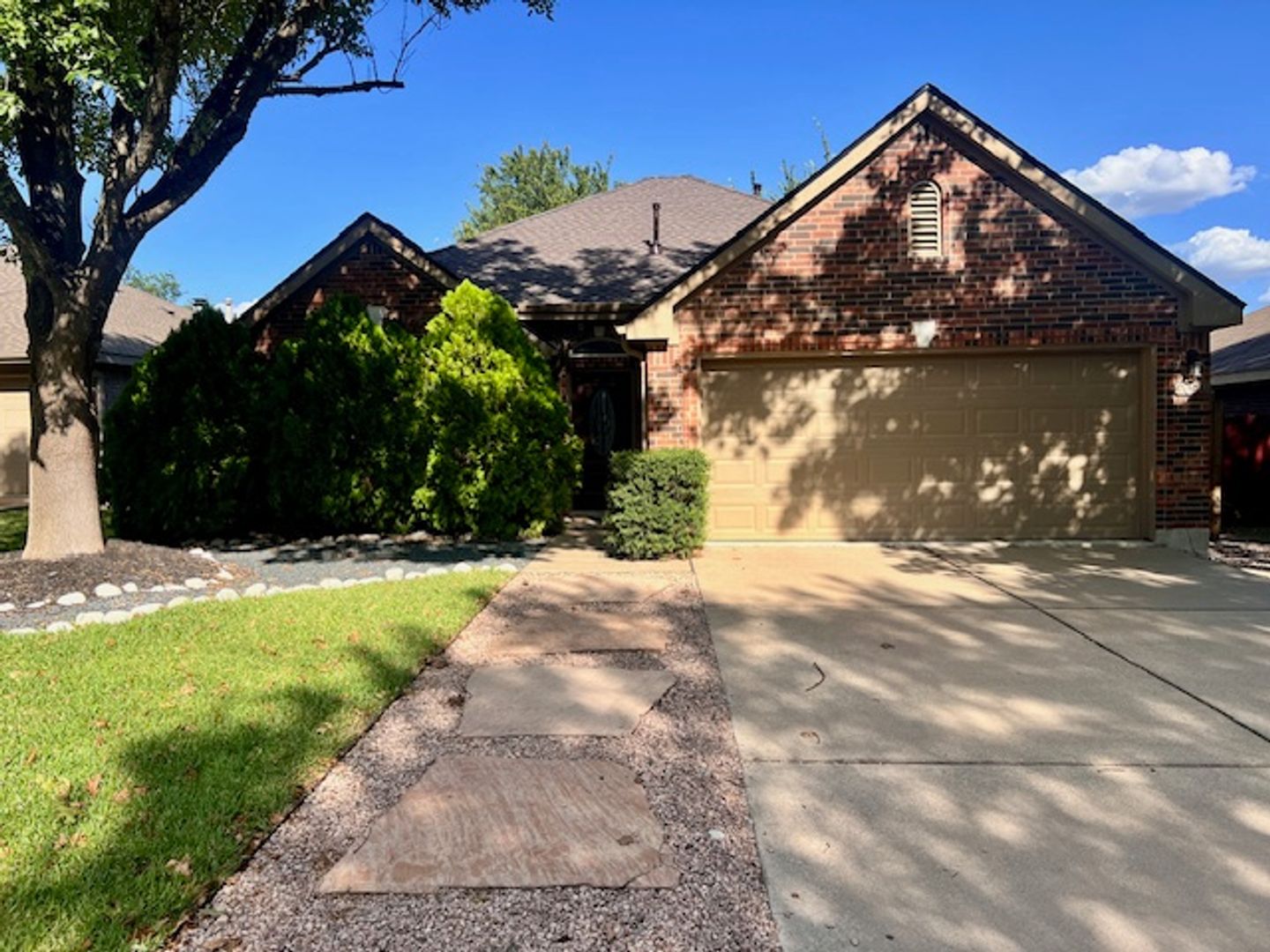 Steeds Crossing / One Story / 3 bedrooms, 2 bath, 2 living / Pflugerville ISD