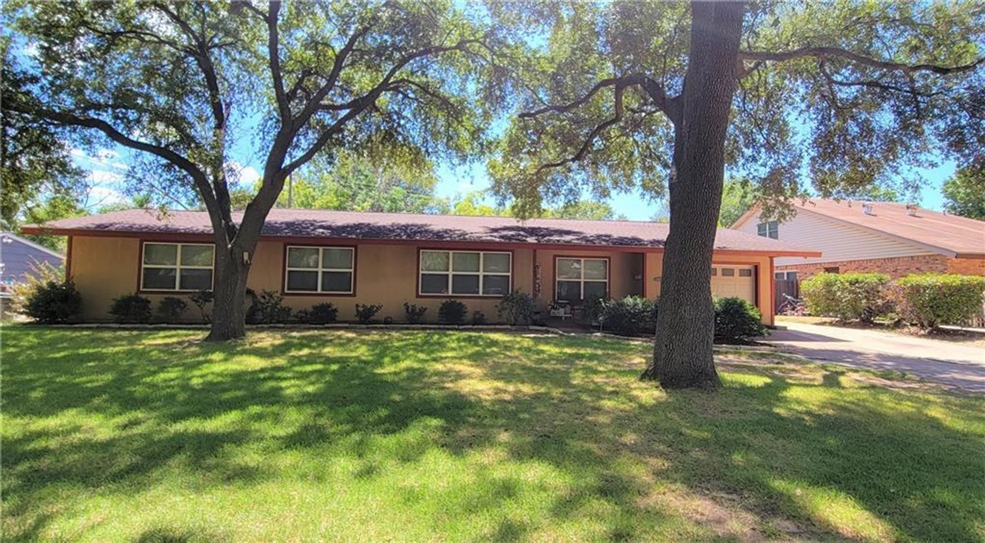 Rockdale House: 403 San Jacinto Drive