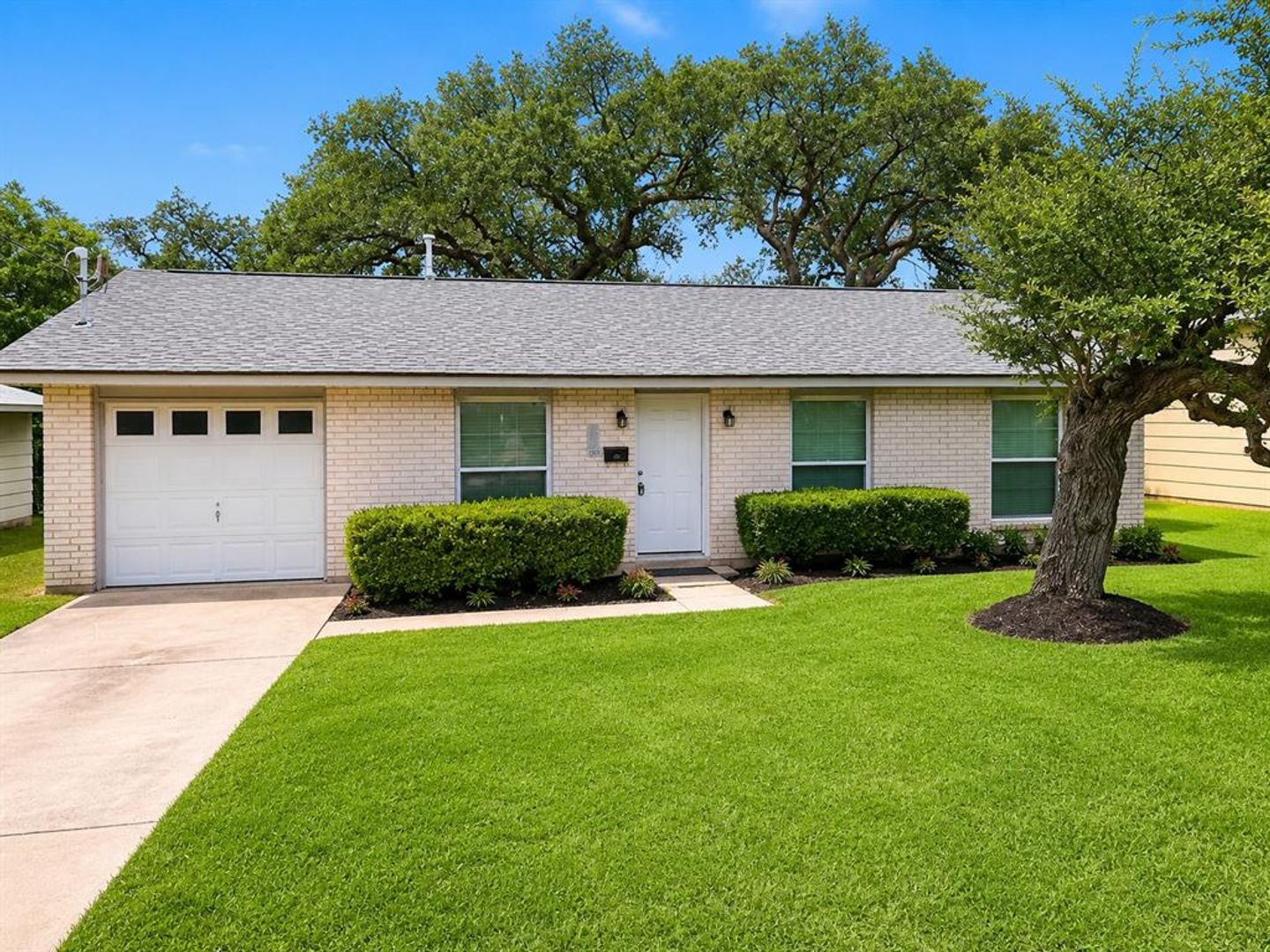 Austin House: 200 Deen Avenue