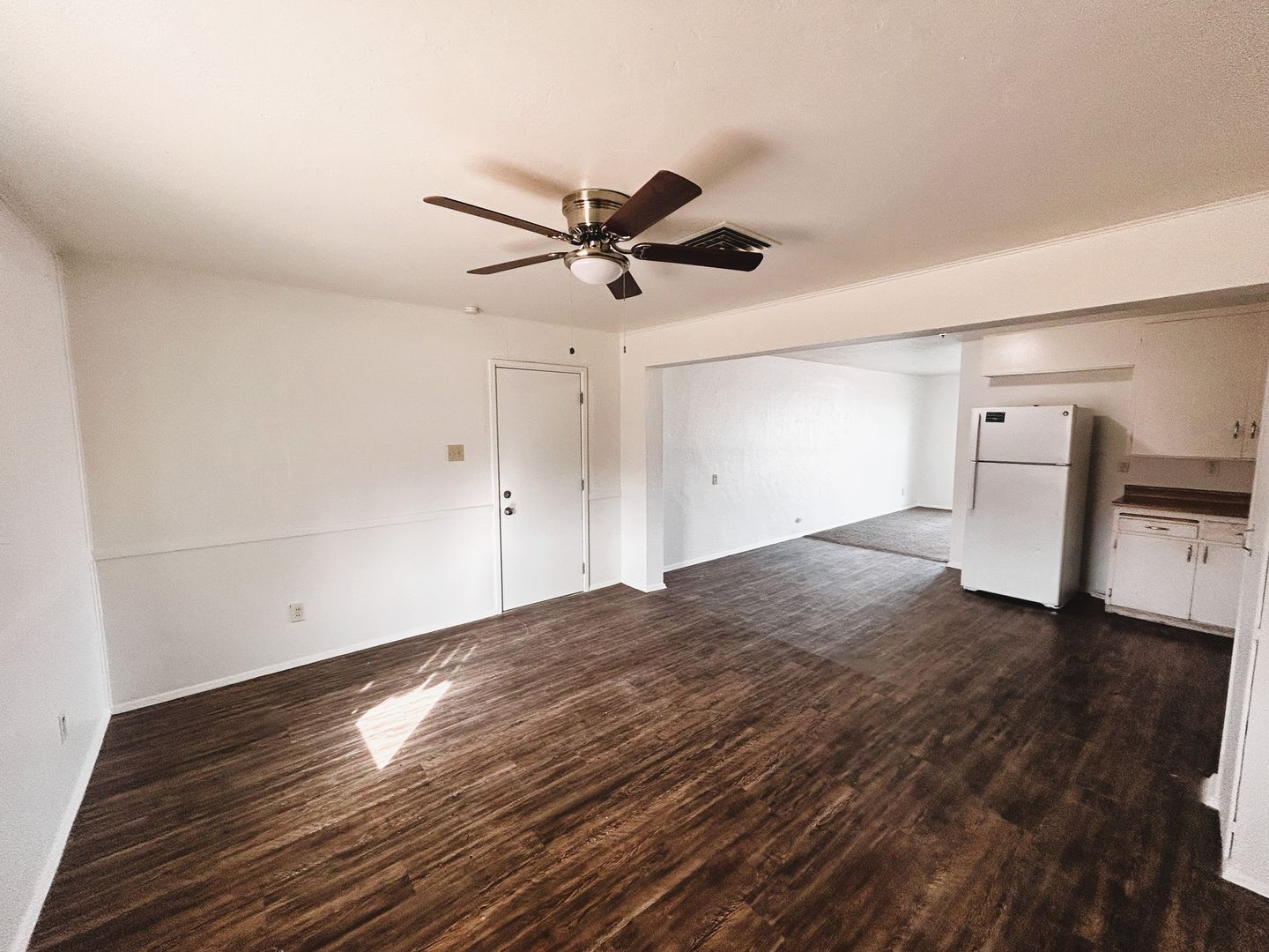 AVONDALE House: 219 W KINDERMAN DR