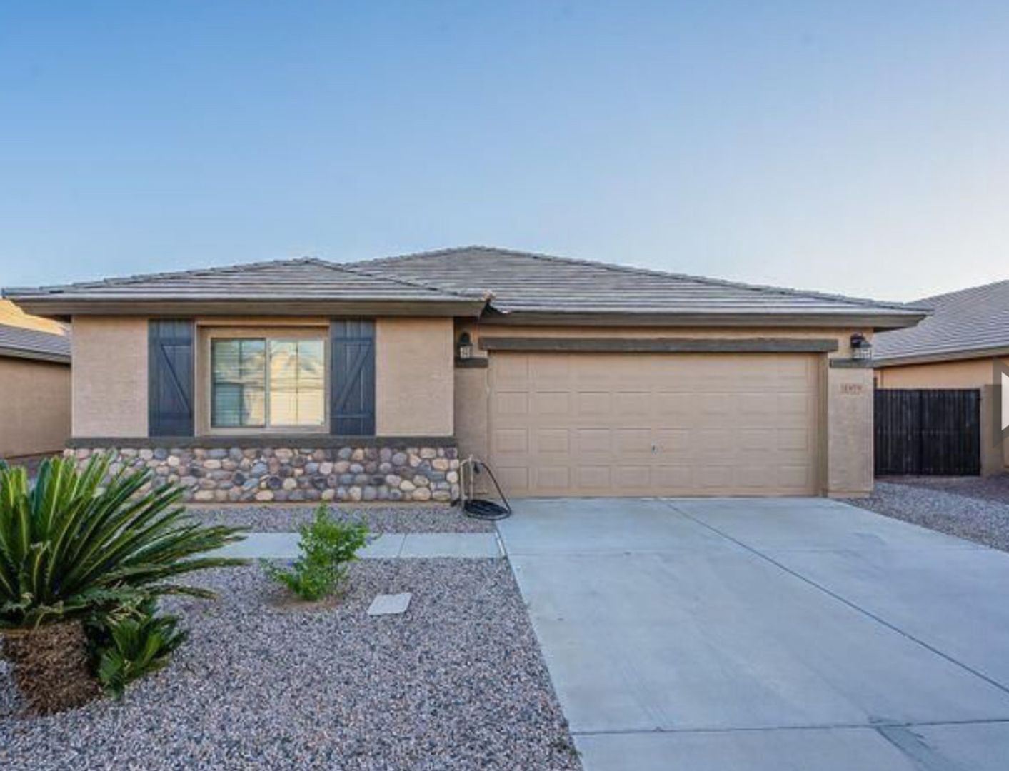 QUEEN CREEK House: 1979 W HALF MOON CIRCLE