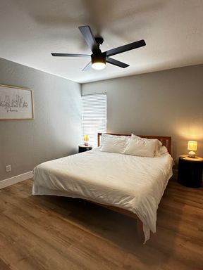 FULLY FURNISHED 1 BEDROOM 1 BATHROOM CONDO UPDATED HEART OF THE VALLEY – photo 1