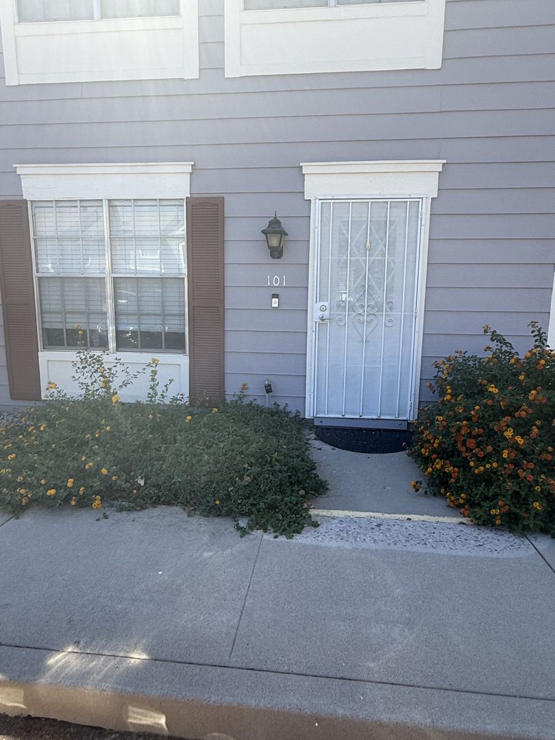 CHANDLER House: 1970 N HARTFORD ST #101