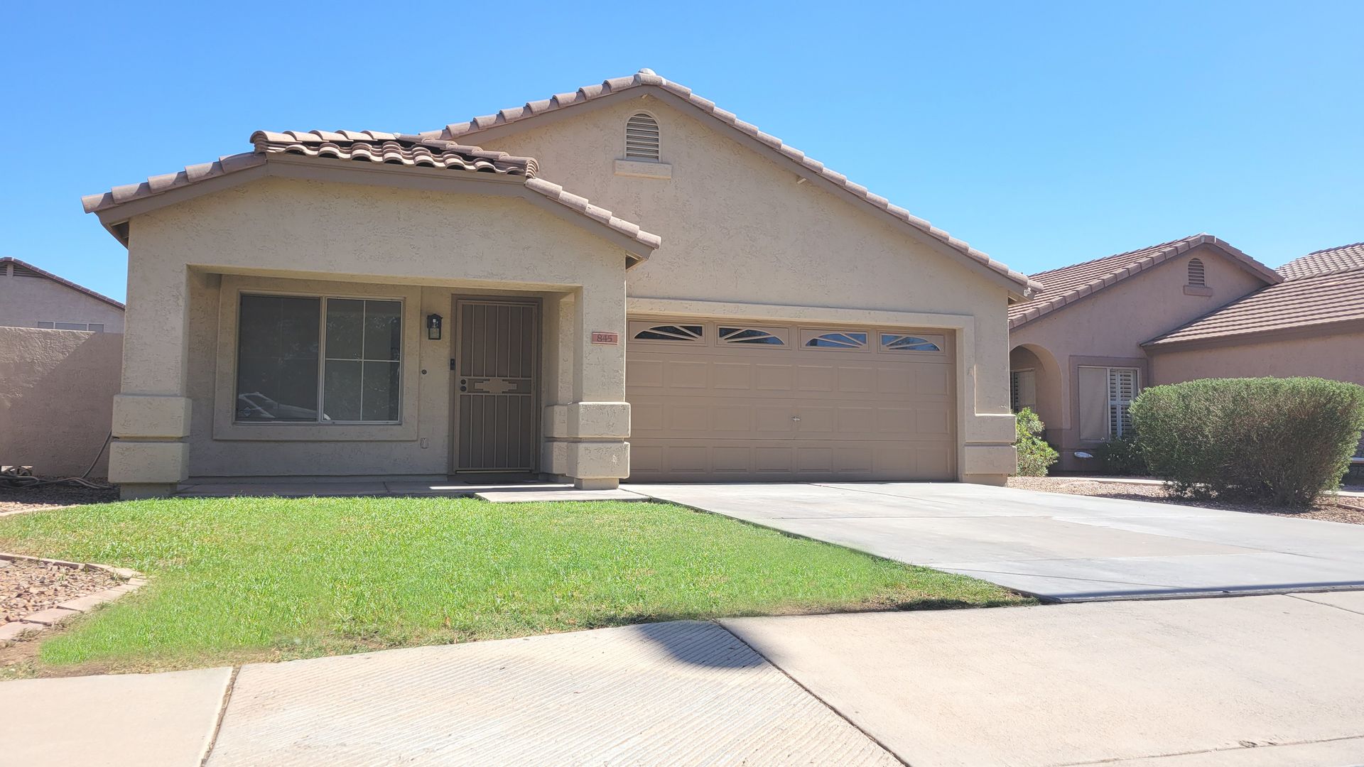 GILBERT House: 845 W VAUGHN AVE