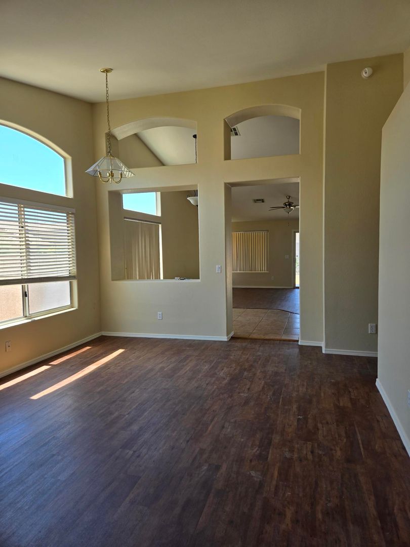 PEORIA House: 12160 N 83RD DR