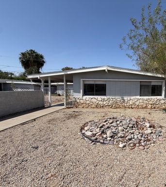 Spacious...Melrose District 2 bed with Private yard! Move in Specials.... – photo 1