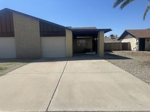 TEMPE SINGLE LEVEL 3 BEDROOM TWIN HOME WITH A 1 CAR GARAGE AND COVERED PARKING – photo 1