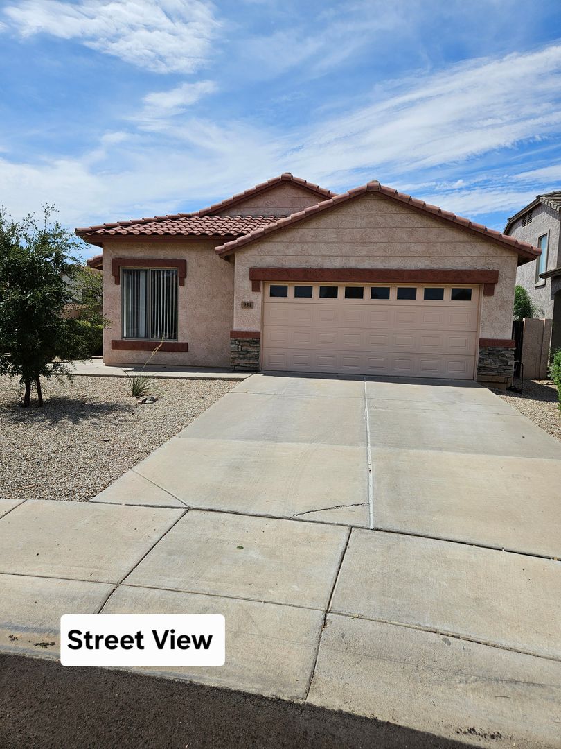 GILBERT House: 931 E SHERRI DR