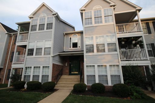 Lovely top floor condo with great features in Bel Air!