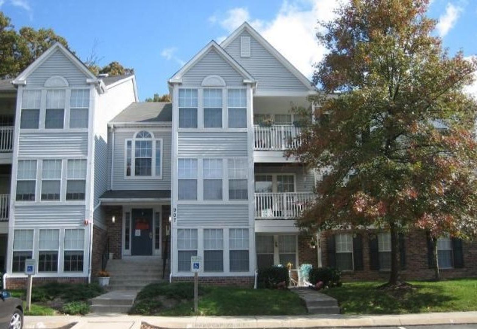 Edgewood Condo: 907 Woodbridge Court