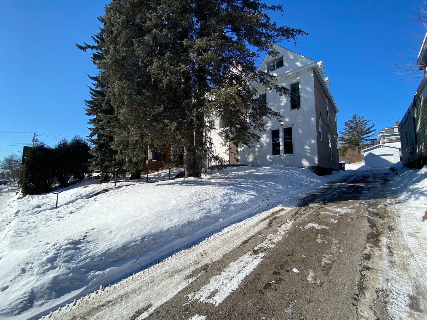 Duluth Apartment: 1513 E Superior St