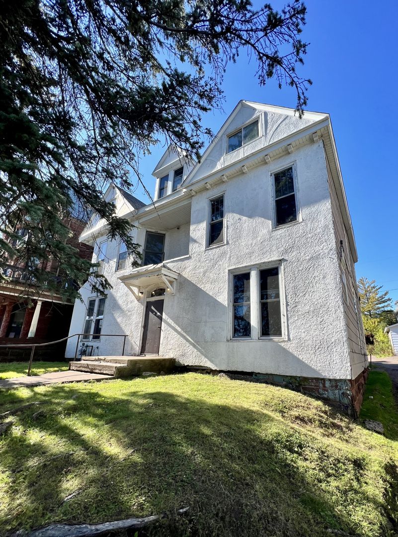 Duluth Apartment: 1513 E Superior St