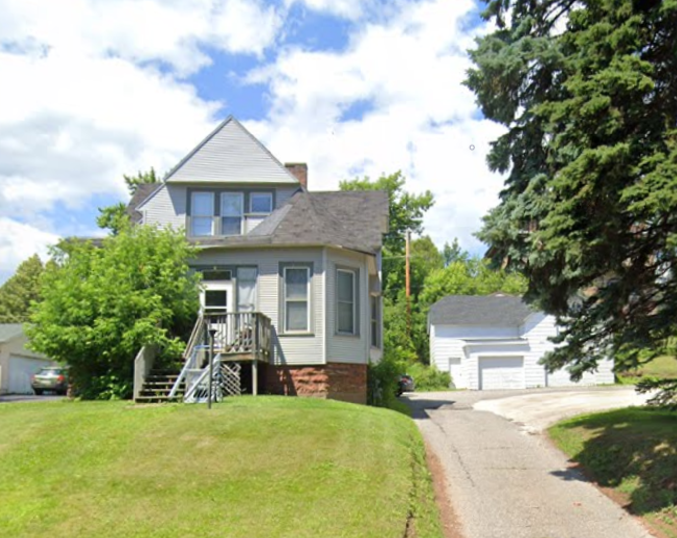 Duluth House: 1821 East 1st St