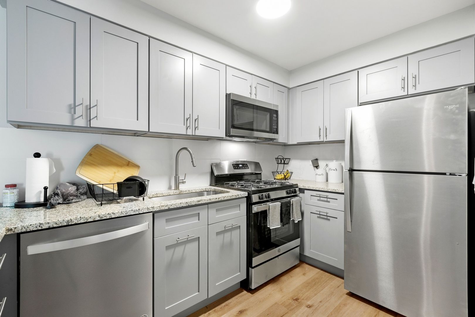 Waukegan Apartment: 812 N Pioneer Rd