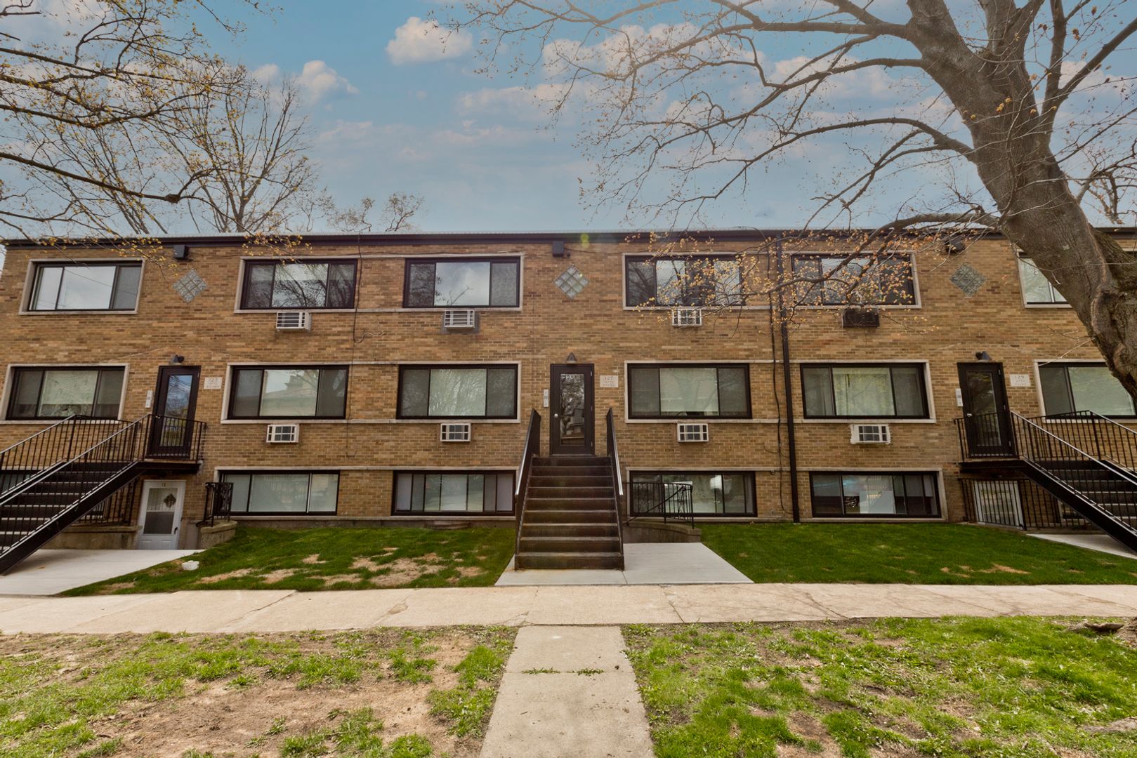 Waukegan Apartment: 129 Franklin St