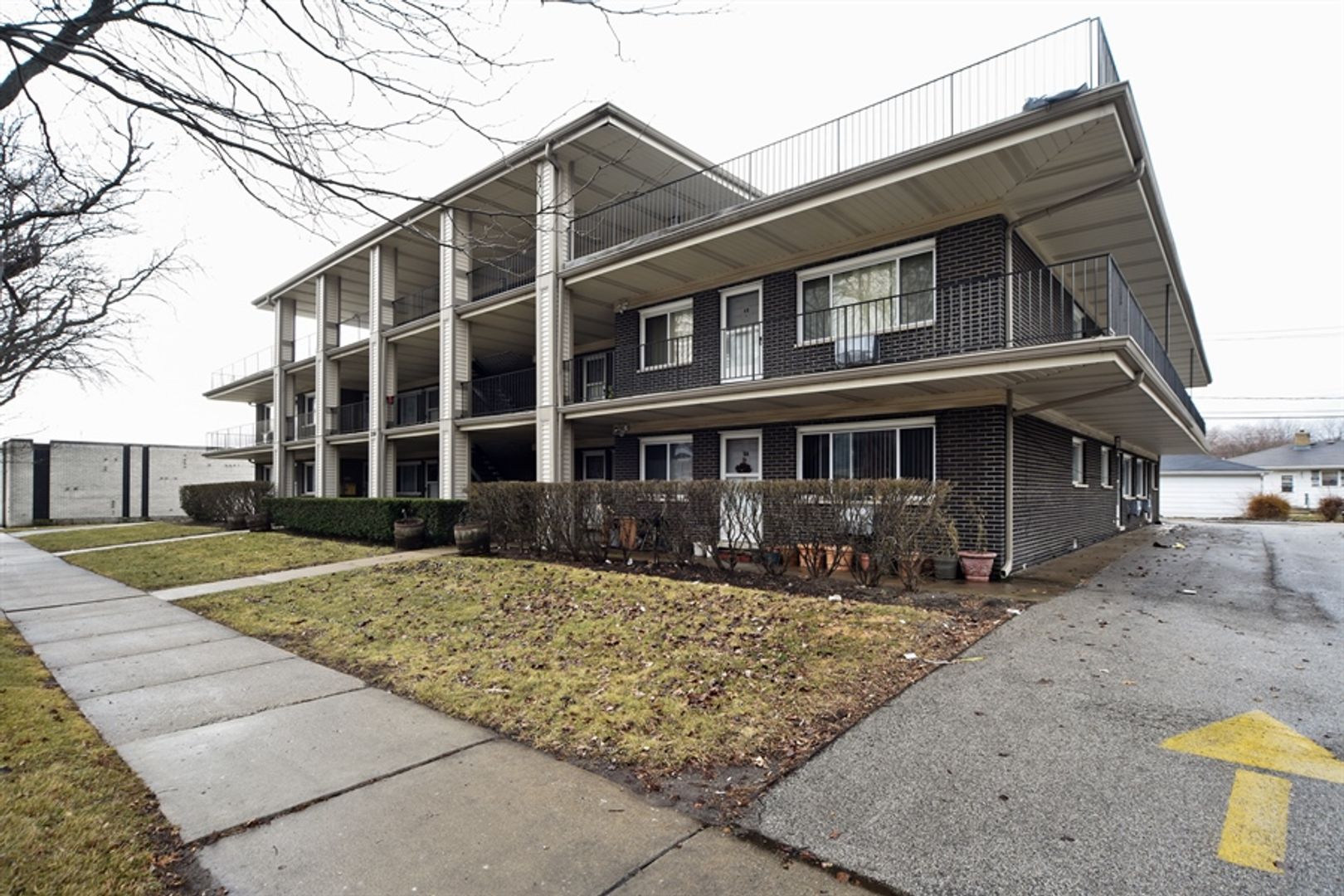 Waukegan Apartment: 2114 N Elmwood Ave