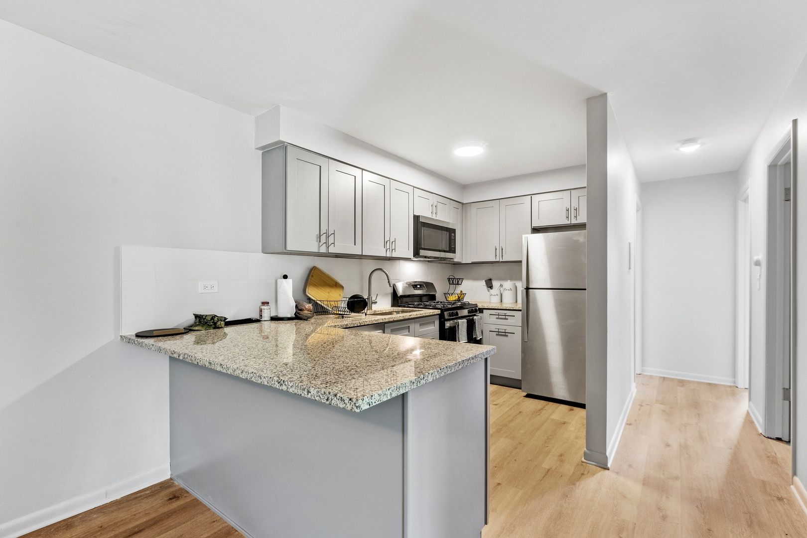 Waukegan Apartment: 812 N Pioneer Rd